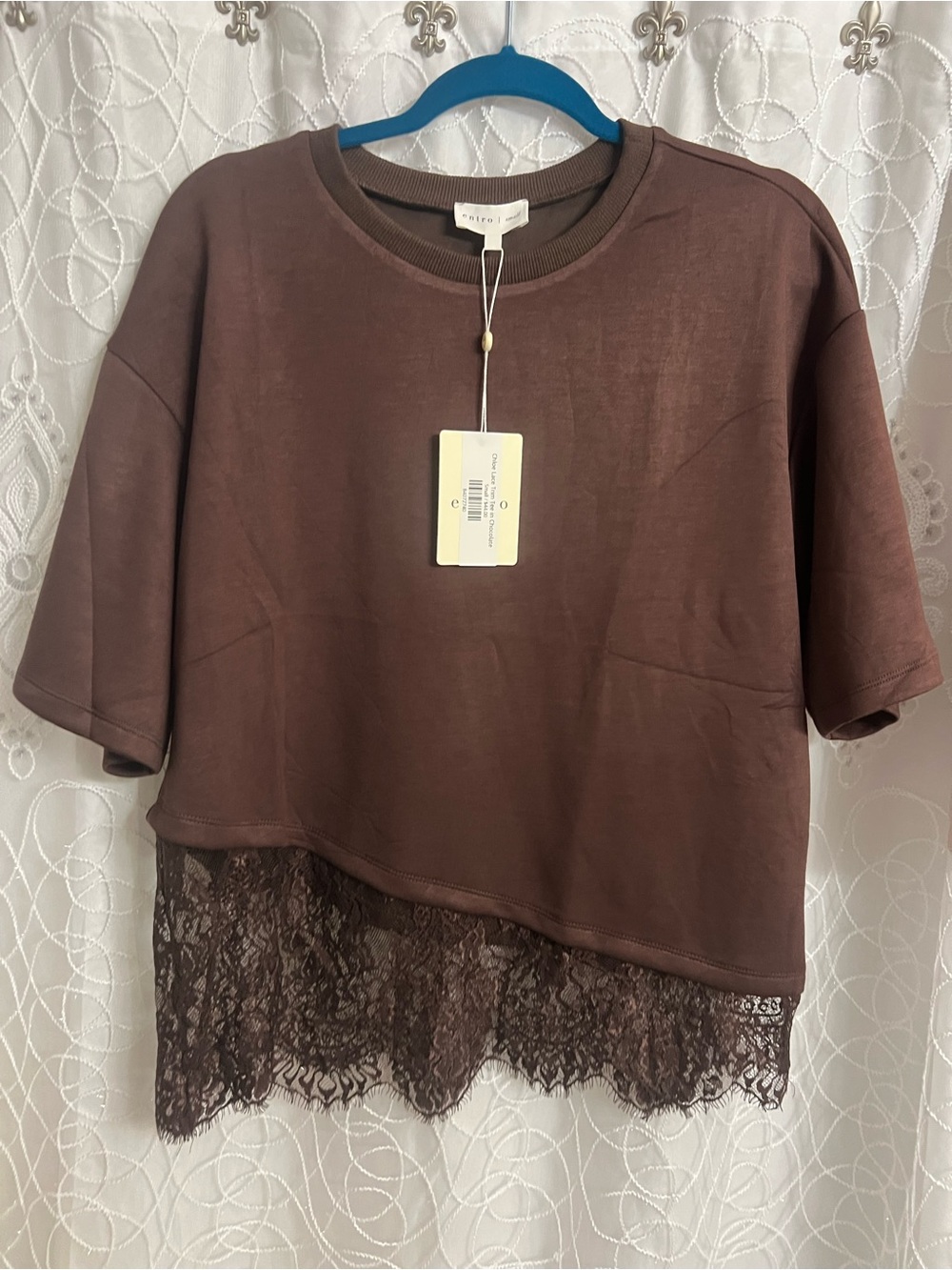 entro Brown Short Sleeve Lace-Hem Crop Top